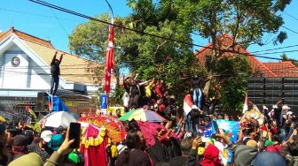 TOK! Hajatan Kawinan Boleh Lagi di Surabaya, Biduan Joget di Pinggir Jalan