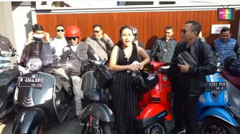 Plesir Asyik Ayu Ting Ting Naik Vespa, Kok Cuma Jadi Boncengers?