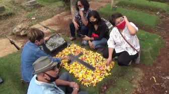 Karen Pooroe Berziarah ke Makam Anaknya yang Tewas Jatuh dari Lantai 6