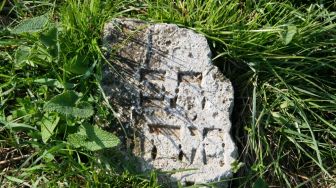 Arkeolog Temukan Ratusan Batu Nisan Yahudi yang Dijarah Nazi