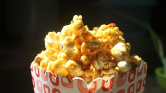 Dibawakan Popcorn Sisa dari Bioskop oleh Suami, Warganet Ramai Peringatkan Hal Ini