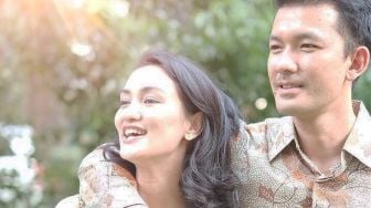 Belajar Bahasa Sunda Demi Akting, Atiqah Hasiholan Bikin Rio Dewanto Makin Cinta