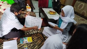 Suasana kegiatan belajar mengajar di rumah siswa di Menteng, Jakarta, kamis (13/8).[Suara.com/Oke Atmaja]