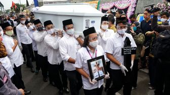 Suasana Haru Iringi Pemakaman Staf KPU Yahukimo yang Dibunuh OTK