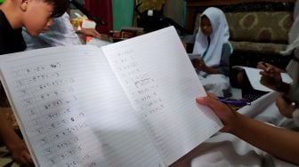 Sejumlah siswa melakukan kegiatan belajar mengajar di rumah siswa di Menteng, Jakarta, kamis (13/8).[Suara.com/Oke Atmaja]