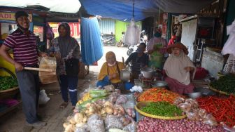 Sepi Pembeli saat Corona, Pedagang Pasar Wage Purwokerto 'Ritual Klotekan'