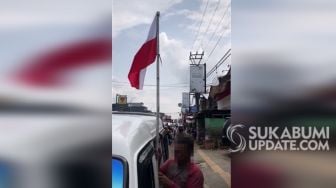 Heboh! Sopir Angkot di Sukabumi Terbalik Pasang Bendera Merah Putih