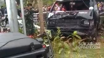 Ngebut, Mobil Pick Up Nyemplung ke Sungai, Sopir Tinggalkan Kaos KBPP Polri