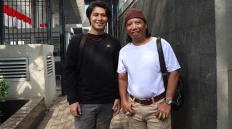 Komedian Mastur bersama dengan putranya Ahmad Syaiful berpose saat ditemui di Kawasan Tendean, Jakarta Selatan, Jumat (14/8). [Suara.com/Alfian Winanto]