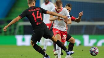 Gelandang Atletico Madrid Marcos Llorente bersaing dengan gelandang Leipzig Dani Olmo selama pertandingan sepak bola perempat final Liga Champions antara Leipzig melawan Atletico Madrid di Stadion Jose Albalade, Lisbon, Jumat (14/8/2020) dini hari WIB. [Foto/AFP]