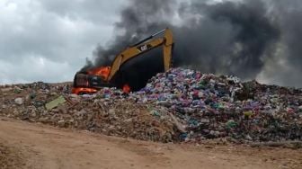 Detik-detik Ekskavator Meledak di TPA Gunung Kupang, Warga Syok