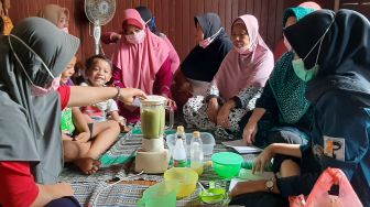 Mahasiswa UNDIP Berikan Pelatihan Pembuatan Hand Sanitizer dari Bahan Alami