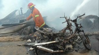 Diduga Korsleting Listrik, Gudang Limbah dan Rumah di Bekasi Ludes Terbakar