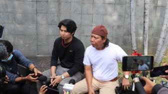 Komedian Mastur bersama dengan putranya Ahmad Syaiful saat ditemui awak media di Kawasan Tendean, Jakarta Selatan, Jumat (14/8). [Suara.com/Alfian Winanto]