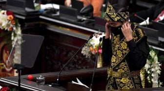 Presiden Joko Widodo bersiap menyampaikan pidato dalam rangka penyampaian laporan kinerja lembaga-lembaga negara dan pidato dalam rangka HUT ke-75 Kemerdekaan RI pada sidang tahunan MPR dan Sidang Bersama DPR-DPD di Komplek Parlemen, Senayan, Jakarta, Jumat (14/8/2020). [ANTARA FOTO/Akbar Nugroho Gumay]