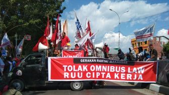 Demo Tolak Omnibus Law di DPRD Sulsel, Massa Aksi Kelaparan