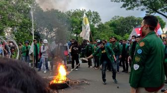 Mahasiswa Tolak RUU Cipta Kerja, Massa Sempat Ingin Menerobos Kawat Berduri