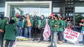 Mahasiswa USU Demo soal Uang Kuliah, Bawa Spanduk "Rektor Gak Punya Hati"