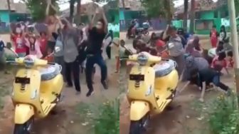 Warga Sekampung Girang Tetangga Beli Sepeda Motor Baru, Videonya Viral