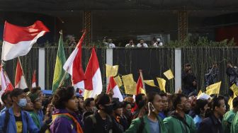 Massa mahasiswa dari berbagai universitas melakukan aksi unjuk rasa di sekitar Gedung DPR/MPR RI, Jumat (14/8/2020). [Suara.com/Angga Budhiyanto]