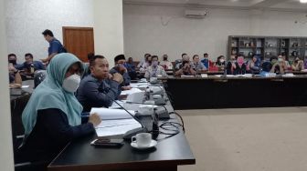 Bikin Sempit Jalan, Kinerja Dishub soal Pengelolaan Parkir diprotes!