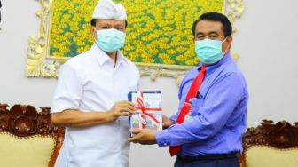 Sekda Bali Apresiasi Buku Pedoman Pencegahan Covid-19