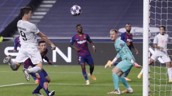 Pemain depan Bayern Muenchen Robert Lewandowski (kiri) mencetak gol sundulan selama pertandingan sepak bola perempat final Liga Champions antara Barcelona melawan Bayern Muenchen di Estadio da Luz, Lisbon, Portugal, Sabtu (15/8/2020) dini hari WIB. [Foto/AFP]