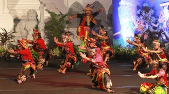 Penari tampil pada acara Banyuwangi Weekend Simulasi New Normal di Gesibu Blambangan, Banyuwangi, Jawa Timur, Sabtu (15/8/2020). [ANTARA FOTO/Budi Candra Setya]