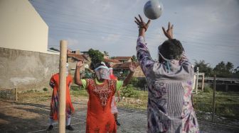 Peserta menggunakan pelindung muka saat mengikuti perlombaan sepak bola pria dengan kostum wanita di Cinunuk, Kabupaten Bandung, Jawa Barat, Sabtu (15/8/2020). [ANTARA FOTO/Raisan Al Farisi]