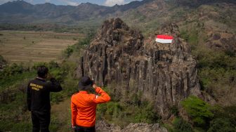 Tim Search and Rescue (SAR) Sukoharjo mengibarkan bendera merah putih di puncak bukit Gunung Sepikul, Sukoharjo, Jawa Tengah, Sabtu (15/8/2020).  [ANTARA FOTO/Mohammad Ayudha]