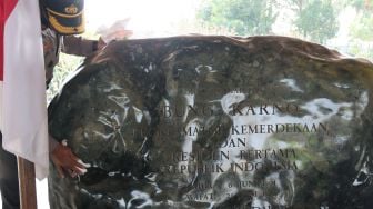 Polisi Bersihkan Makam Presiden Soekarno dan Museum Istana Gebang