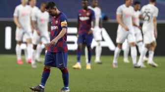 Penyerang Barcelona Lionel Messi berjalan tertunduk usai timnya dikalahkan Bayern Muenchen  di akhir pertandingan sepak bola perempat final Liga Champions antara Barcelona melawan Bayern Muenchen di Estadio da Luz, Lisbon, Portugal, Sabtu (15/8/2020) dini hari WIB. [Foto/AFP]