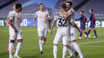 Gelandang Bayern Muenchen Joshua Kimmich merayakan golnya bersama rekan satu timnya setelah mencetak gol kelima timnya selama pertandingan sepak bola perempat final Liga Champions antara Barcelona melawan Bayern Muenchen di Estadio da Luz, Lisbon, Portugal, Sabtu (15/8/2020) dini hari WIB. [Foto/AFP]