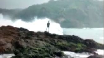 Ngeri, Ini Detik-detik Pemancing Tersapu Ombak di Pantai Wediombo