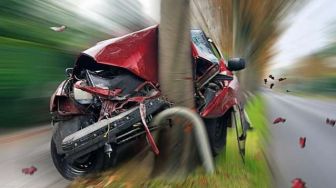 Kecelakaan Tunggal Mobil Mercy Di Senayan, Pengemudi Perempuan Tewas