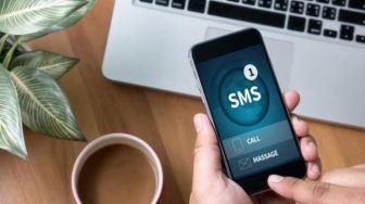 Pelanggan Gugat Indosat: Sering Kirim SMS Penawaran Dini Hari