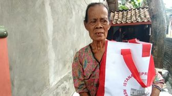 Reaksi Mbah Khotim saat Diberikan Bantuan oleh Jokowi