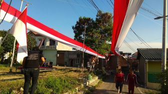 Kampung Bendera di Dukuh Karang Surabaya Bentangkan Merah Putih 1,3 Km
