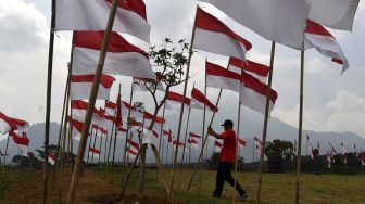 Warga memasang bendera Merah Putih di Poetoek Suko, Trawas, Mojokerto, Jawa Timur, Minggu (16/8/2020). [ANTARA FOTO/Zabur Karuru]