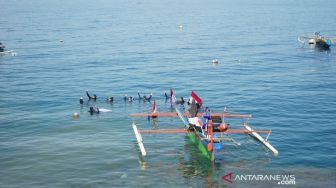 Keren! Bendera Merah Putih Membentang di Bawah Laut Botubarani