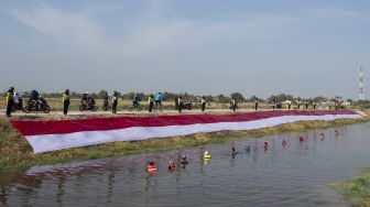 Sambut Hari Kemerdekaan RI, Sungai Cikijing Dihiasi Kain Merah Putih