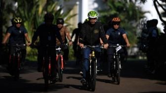 Presiden Jokowi Bersepeda dan Bagikan Masker di Kebun Raya Bogor