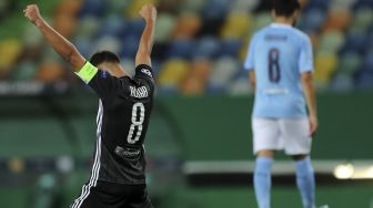 Gelandang Lyon, Houssem Aouar merayakan kemenangan timnya di akhir pertandingan sepak bola perempat final Liga Champions UEFA antara Manchester City dan Lyon di stadion Jose Alvalade, Lisbon pada (15/8/2020). [Miguel A. Lopes / AFP / POOL]