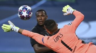 Penjaga gawang Lyon  Anthony Lopes melakukan penyelaman saat pertandingan sepak bola perempat final Liga Champions UEFA antara Manchester City dan Lyon di stadion Jose Alvalade, Lisbon pada (15/8/2020). [FRANCK FIFE / AFP / POOL]