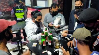 Geledah Tempat Hiburan Malam di Ibukota Banten, Polisi Sita 220 Botol Miras