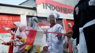Peserta mengenakan masker dan pelindung wajah saat mengikuti pawai kemerdekaan menuju Jalan Keadilan di Rangkapan Jaya Baru, Depok, Jawa Barat, Senin (17/8/2020).  [ANTARA FOTO/Wahyu Putro]