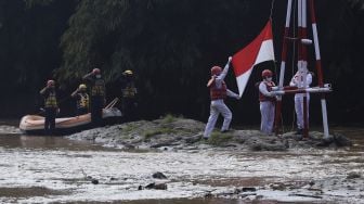 Upacara Bendera di Sungai Ciliwung