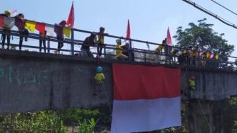 Rayakan HUT RI, Pemanjat Cilik Kibarkan Merah Putih di Jembatan Babarsari