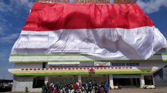 Peringati HUT RI, Mahasiswa UM Bengkulu Kibarkan Bendera Ukuran Raksasa