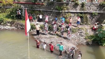 Kampanyekan Bersih Lingkungan, Warga Code Gelar Upacara HUT RI di Sungai